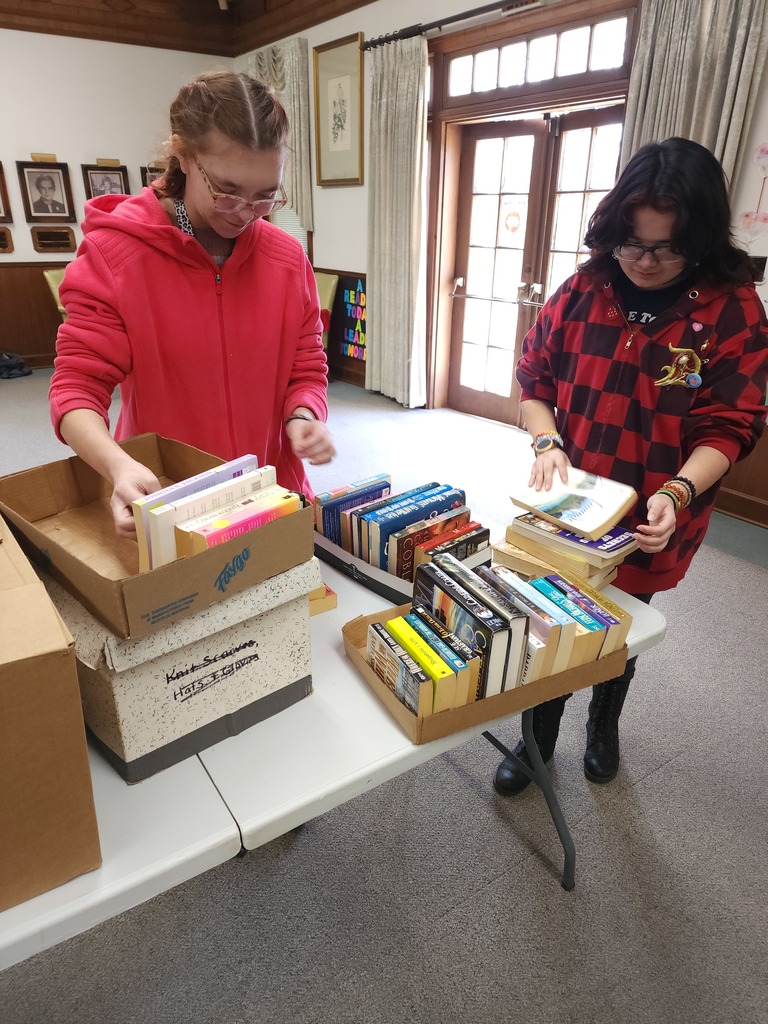 Senior Beta students volunteer at the local library. 