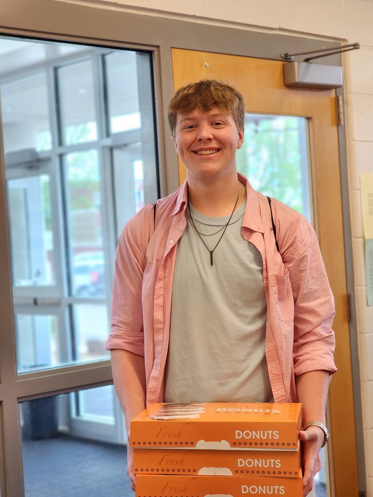 🎓🐅 Congratulations, St. James R-1 High School seniors! 🐅🎓 On your last day of classes, we celebrate your achievements and Tiger spirit! Seniors were treated to donuts as they entered the building for the last time. We're proud of you, Tigers!  #Seniors2023 #stjschools #tigerpride