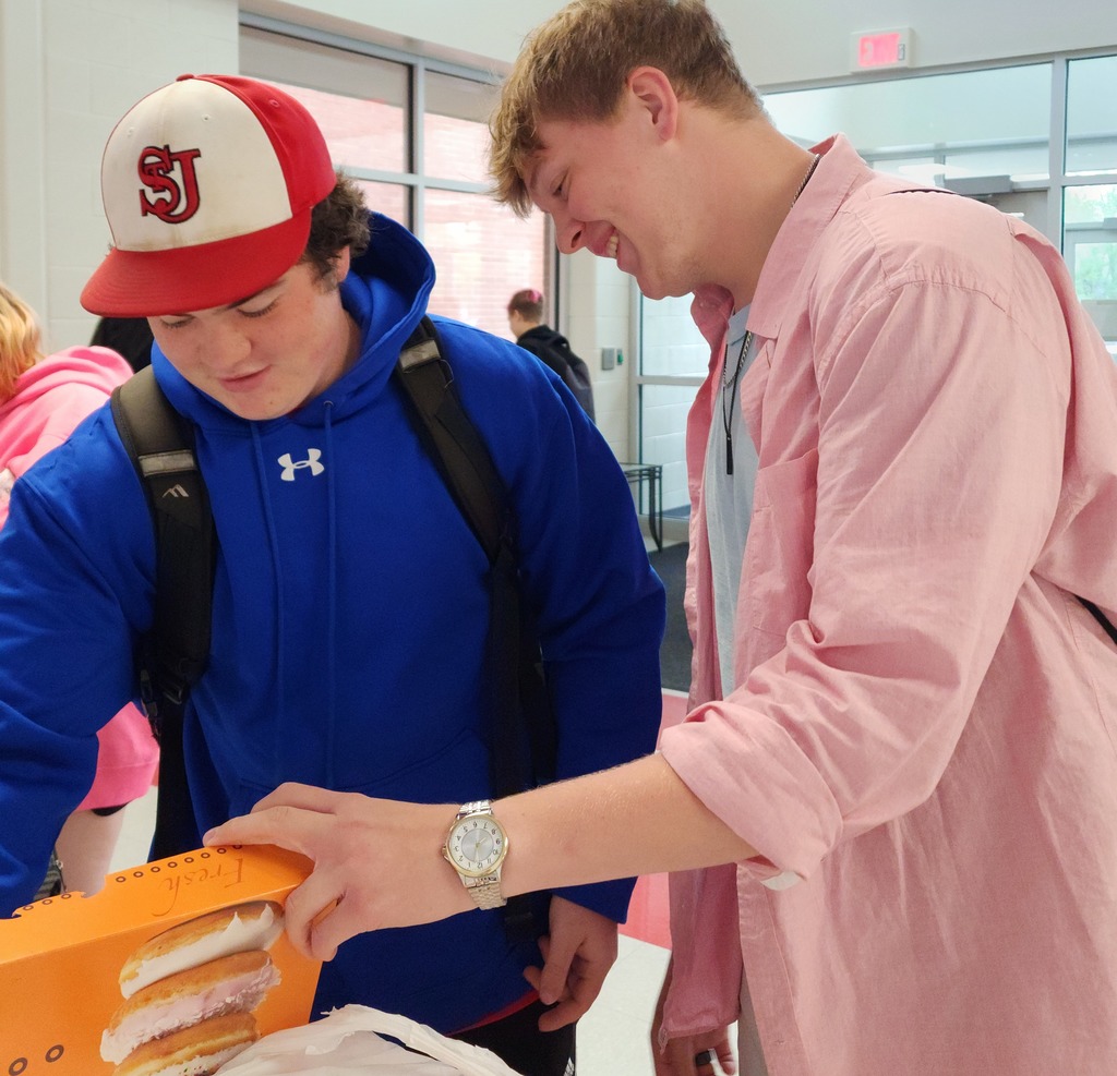 ππ
Congratulations, St. James R-1 High School seniors! π
π On your last day of classes, we celebrate your achievements and Tiger spirit! Seniors were treated to donuts as they entered the building for the last time. We're proud of you, Tigers! #Seniors2023 #stjschools #tigerpride